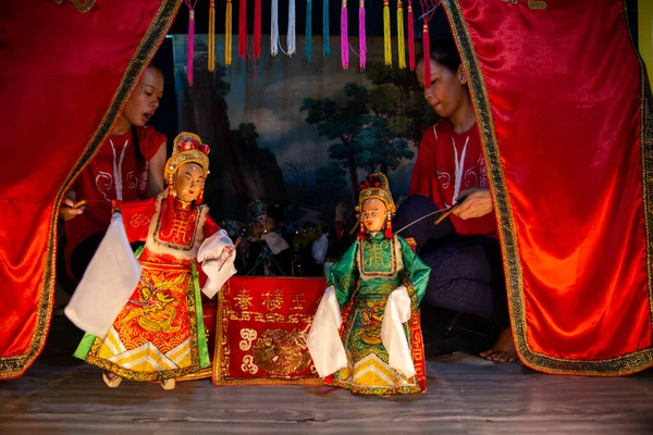 Teochew spettacolo di marionette durante la celebrazione del tempio . — Foto Stock