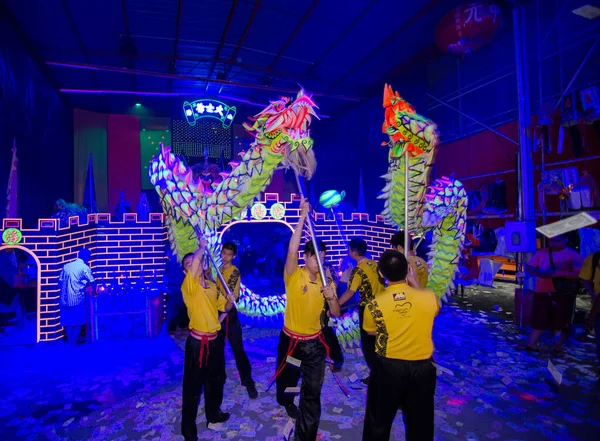 Festivalde LED ejderha dansı.