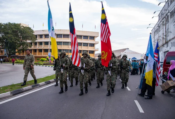 Soldat hålla Malaysia flagga under merdeka procession. — Stockfoto