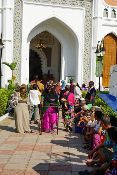 Frauen kommen aus Masjid Kapitan Keling. — Stockfoto