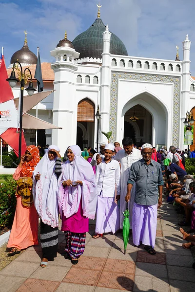 Muslime gehen nach dem Freitagsgebet aus der Masjid Kapitan Keling. — Stockfoto