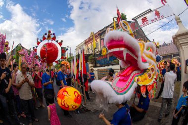 Sokak 'taki 200 metre ejderha dans geçit törenine halk katıldı.
