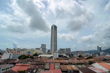 En yüksek kule KOMTAR binası ve çevresindeki miras evi