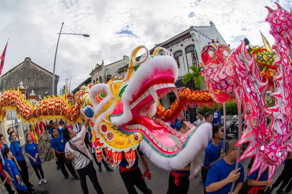 Malezya 'daki 200 metre uzunluğundaki en uzun ejderha dansı.