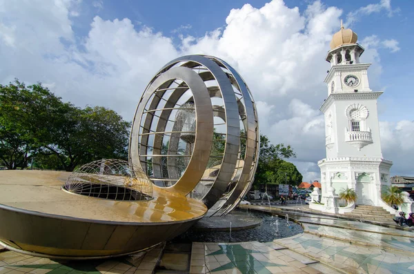 Queen Victoria Memorial Relógio Torre e Penang Fonte sob dia quente ensolarado . — Fotografia de Stock