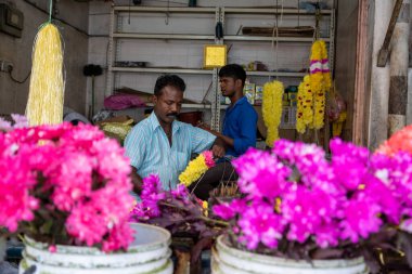 Çiçeği bağla ve satmaya hazırlan..