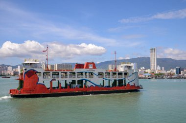 Kırmızı feribot KOMTAR 'a doğru ilerliyor..