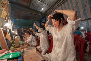 Sahne arkasında oyuncu operası.