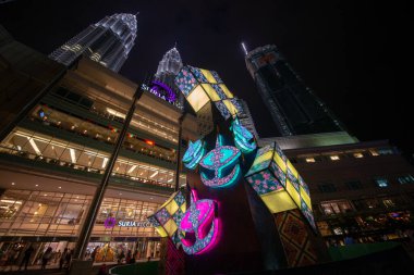 Kuala Lumpur Şehir Merkezi 'nde geleneksel Malezya uçurtma süslemesi.