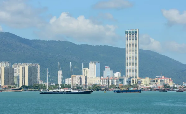 Penang KOMTAR Blick vom Meer unter blauem Himmel. — Stockfoto