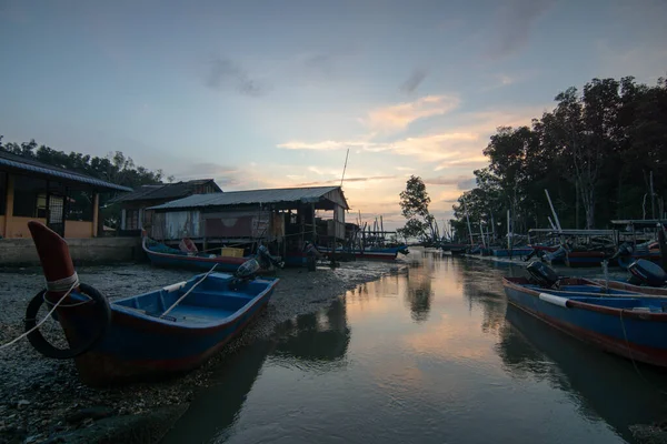 Aldeia de pescadores tradicionais malaios ao pôr do sol . — Fotografia de Stock