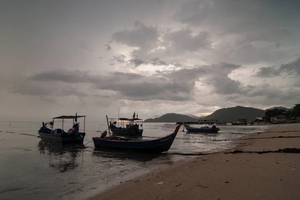 Parco barche da pesca a Permatang Damar Laut in giornata nuvolosa . — Foto Stock