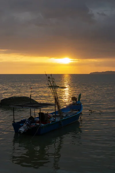 Una barca in mare durante il bellissimo tramonto . — Foto Stock