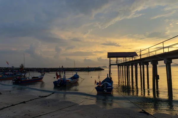 Parque de barco de pesca no molhe . — Fotografia de Stock