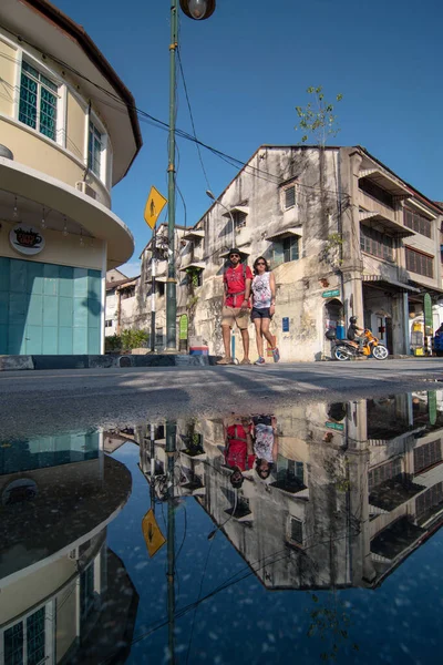 Reflection tourist walk at street in Penang. — Stock Photo, Image