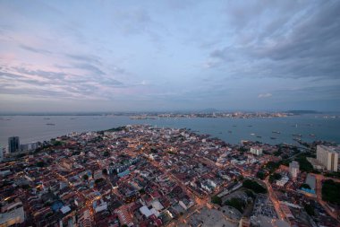 Penang Georgetown 'da gün batımı saati. Arka plan Malezya Yarımadası.