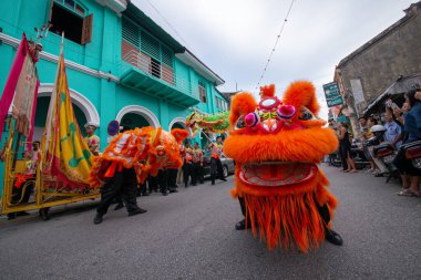 Georgetown mirası kutlamaları sırasında sokaklarda aslan dansı gösterisi.