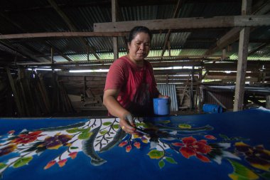 Batik resim yapan bir kadın..
