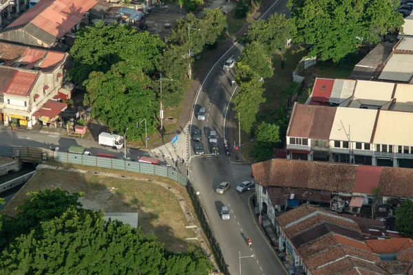 Drone view groene boom in de buurt van het erfgoed huis. — Stockfoto