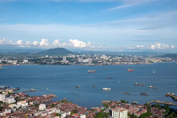 Penang Adası yakınlarında denizde yelkenli..