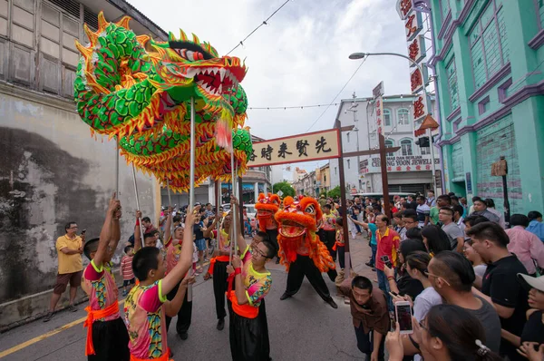 Ejder dansı ve aslan dansı.