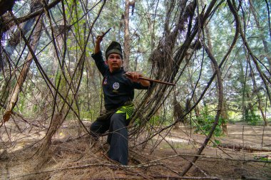 Silat sanat ustası bıçağıyla.