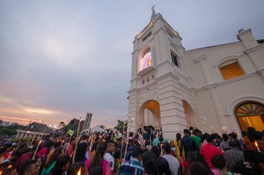 Aziz Anne şöleninin son gününde hayranlar beyaz mumla katılıyorlar..