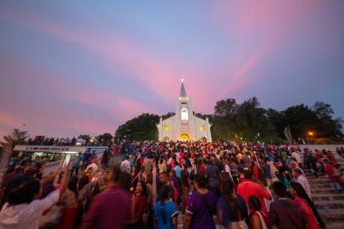 Ziyafetin son gününde renkli bulutlu Aziz Anne Kilisesi.