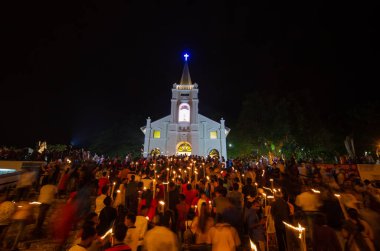 Aziz Anne ziyafeti sırasında, tutanlar mumu tutarlar ve gece kiliseye yürürler..
