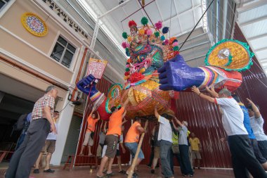 Çinliler aç hayaletleri topluyor..