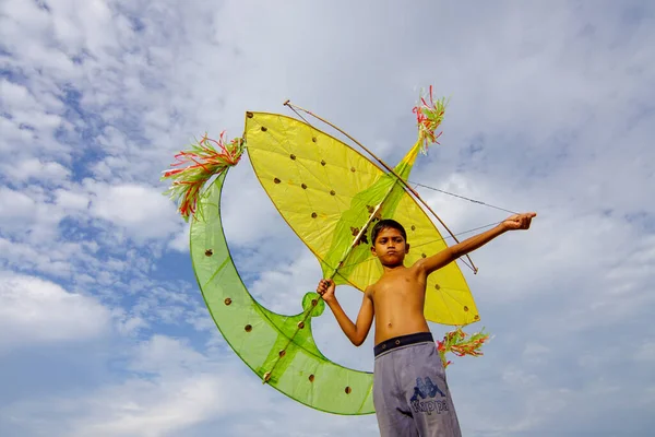 Asian kid play traditional moon kite (wau bulan). — Stock Photo, Image