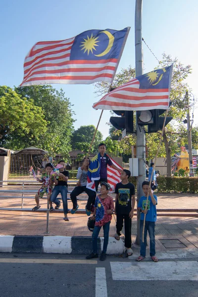 Çocuklar Malezya bayrağını taşıyor vatanseverlik gösterisi. — Stok fotoğraf