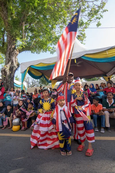 Malaysier tragen Tracht mit malaysischer Flagge feiern gemeinsam Nationalfeiertag. — Stockfoto