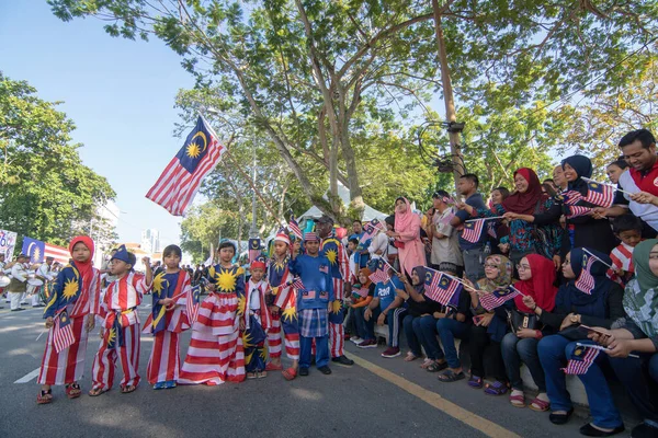 Yerel Malezyalılar ulusal kutlama için jalur gemilang kostümü giyiyorlar. — Stok fotoğraf