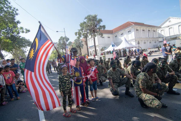 Malezya 'nın vatansever bayrağı askerin yanında dalgalanıyor. — Stok fotoğraf