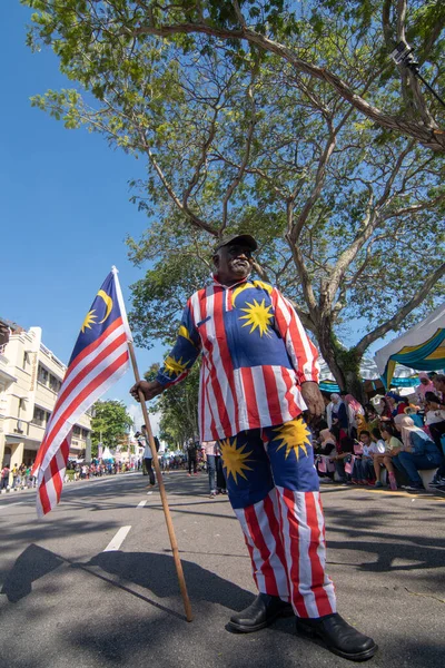 En indian med malaysisk flagga och kostym. — Stockfoto