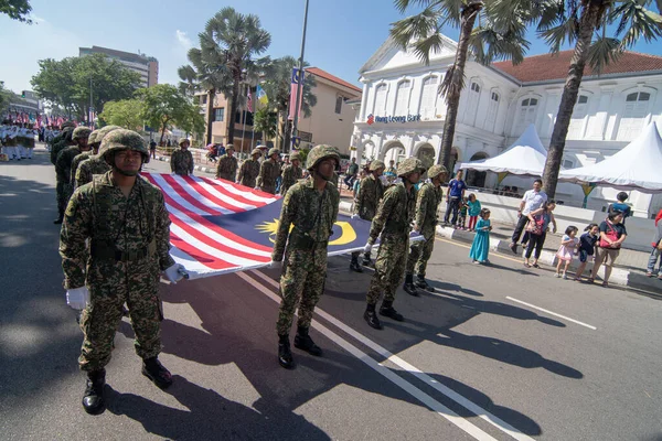 Malaysia soldat marscherar med Malaysia flagga. — Stockfoto