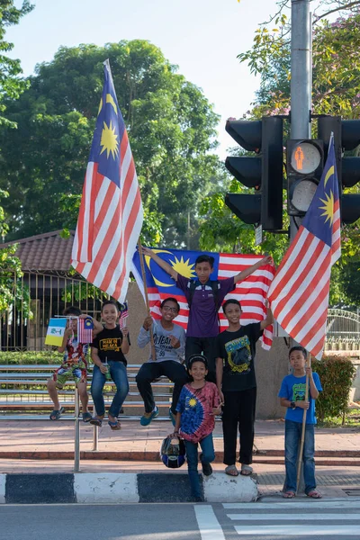 Patriotiska barn njuta av nationaldagen firande. — Stockfoto