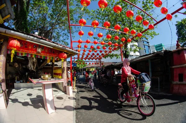 Tourist cycle at Penang during chinese new year. — Stock Photo, Image