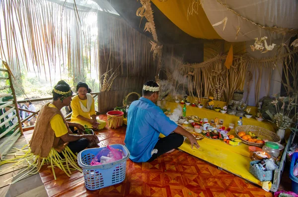 Malaysias indigene Mah Meri führen traditionelles Kultutal im Holzhaus auf. — Stockfoto