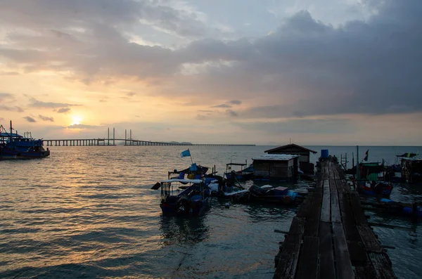 Batu Maung pontile di pesca con sfondo Penang Secondo Ponte . — Foto Stock