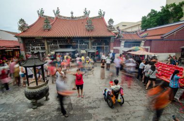 İnsanlar Merhamet Tanrıçası tapınağında dua ediyorlar..
