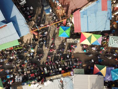 Hava sabahları insanlar markete gider..