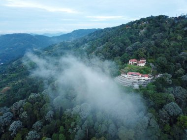 Penang Hill 'deki bungalovun üzerinde sabah sisi bulutu.