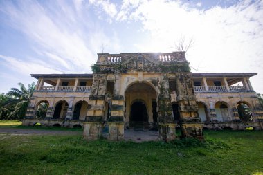 Öğleden sonra 99 kapılı malikane.