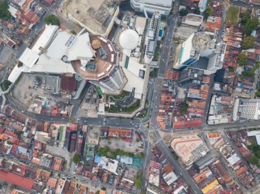 KOMTAR binasının yakınındaki Top ve GAMA shooping KOMTAR.