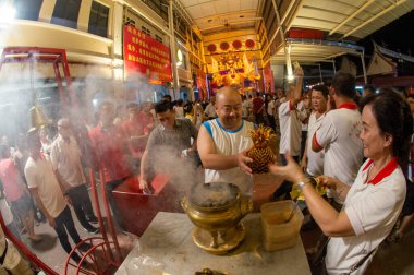 Çinli fanatikler aç hayalet festivalinde törene katıldılar..