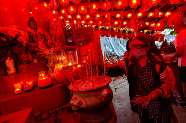 Chinese pray at temple. — Stock Photo, Image