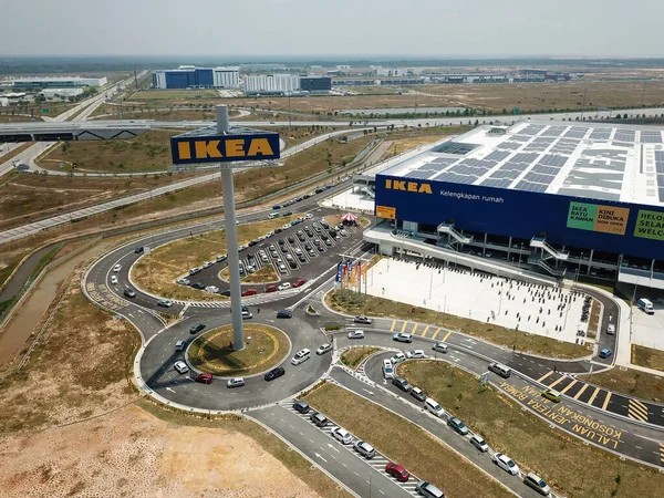 Edificio aéreo IKEA lleno de tráfico de coches durante la apertura . —  Fotos de Stock