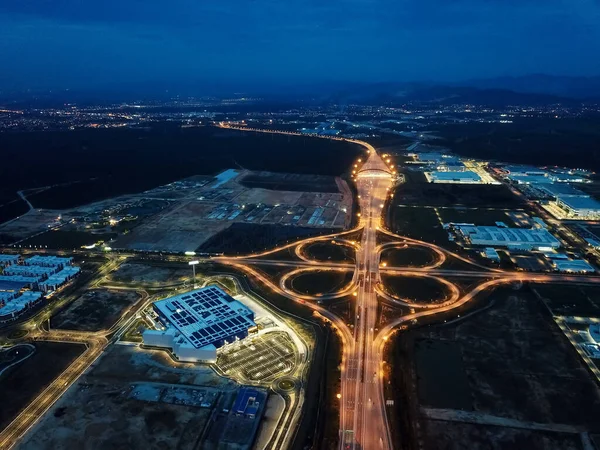 Vista aérea IKEA perto do viaduto de intercâmbio à noite . — Fotografia de Stock